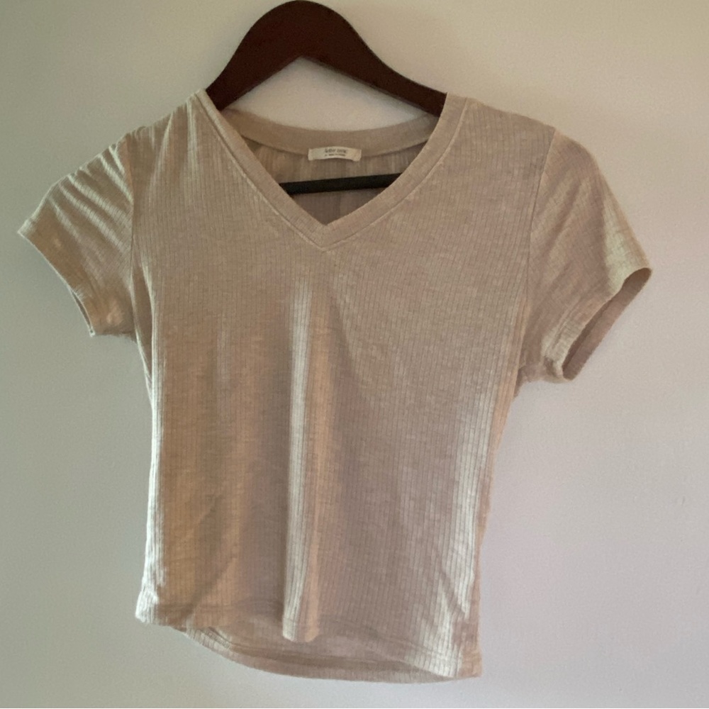 beige cropped t-shirt